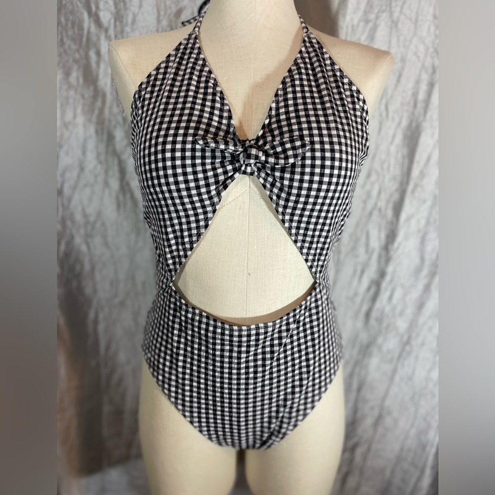 Xhileration black & white one piece Large